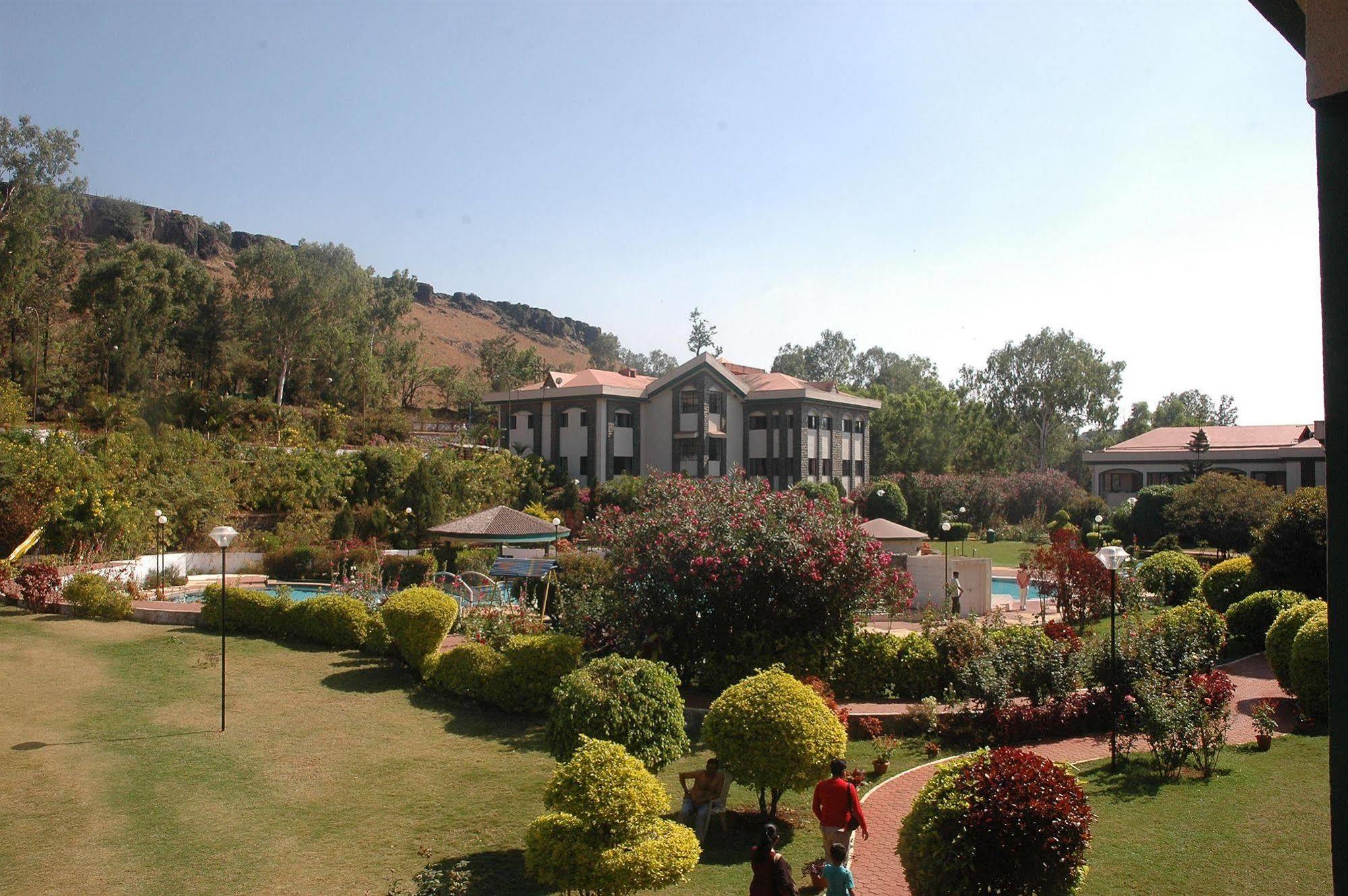Aveda Blue Country Resort Panchgani Exterior foto