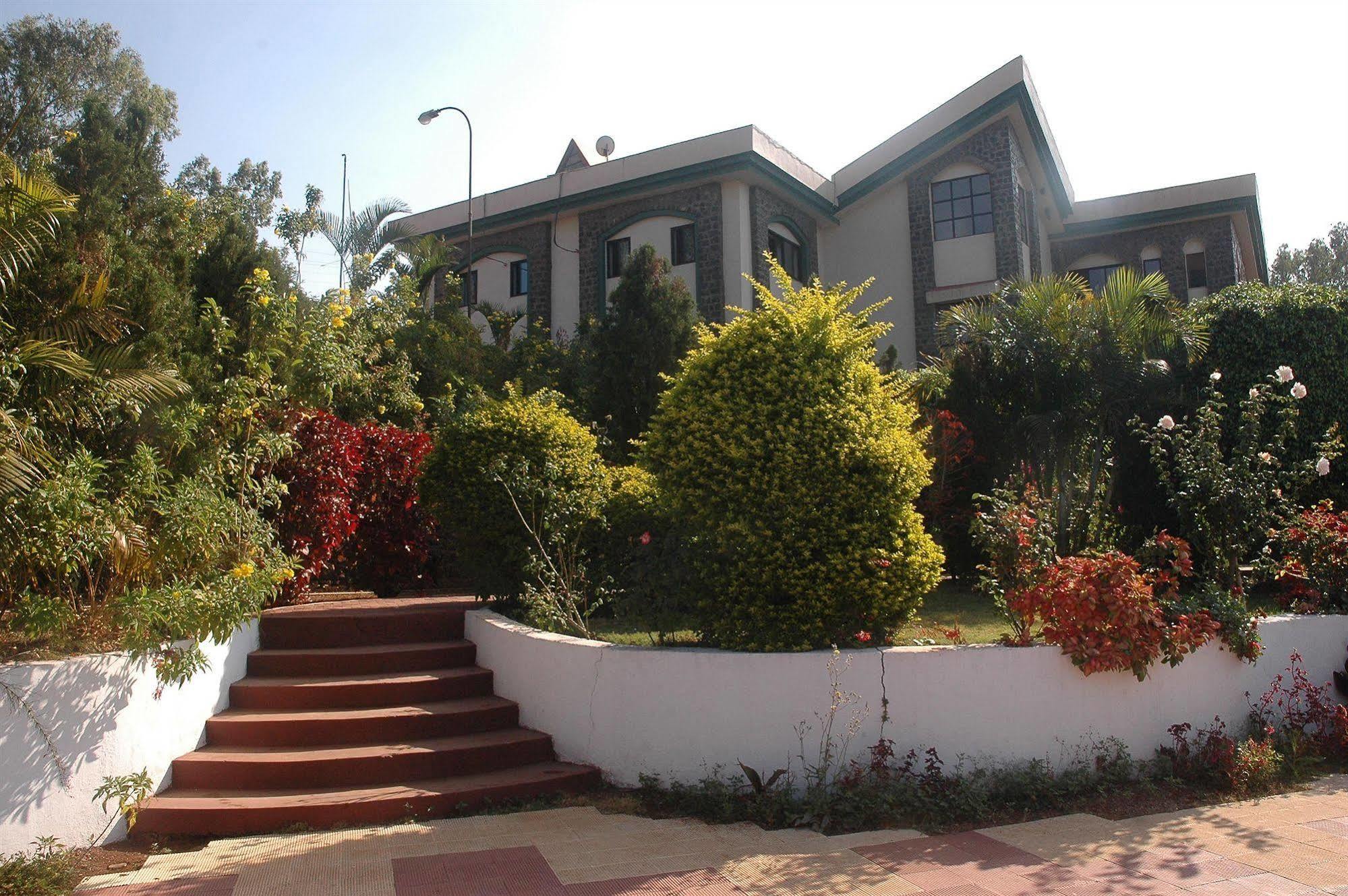 Aveda Blue Country Resort Panchgani Exterior foto